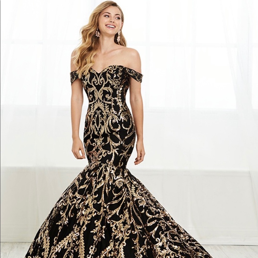 **LOOK**Black and Gold Sequence Mermaid Gown